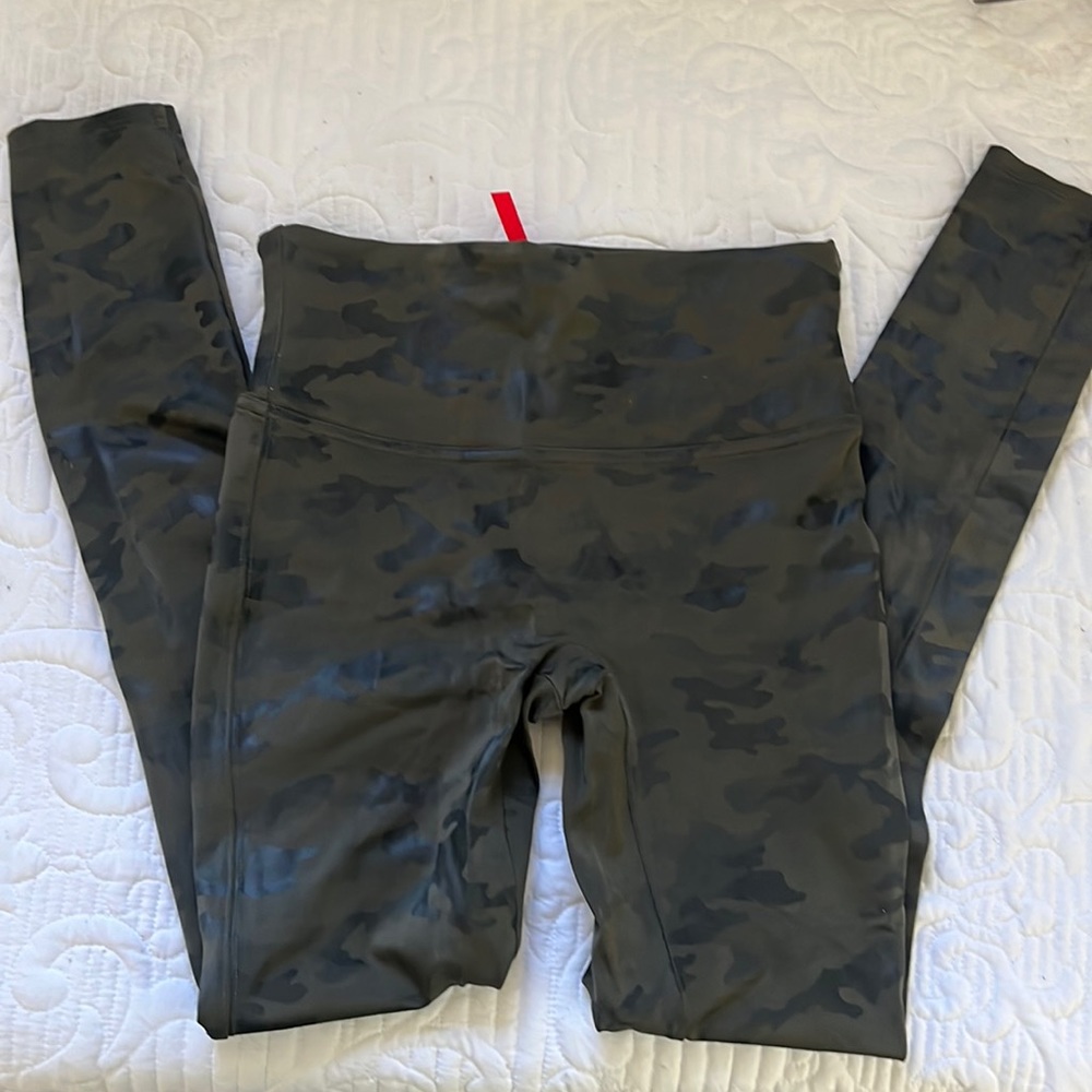 SPANX camo green leggings. Size medium, 28 inch inseam.